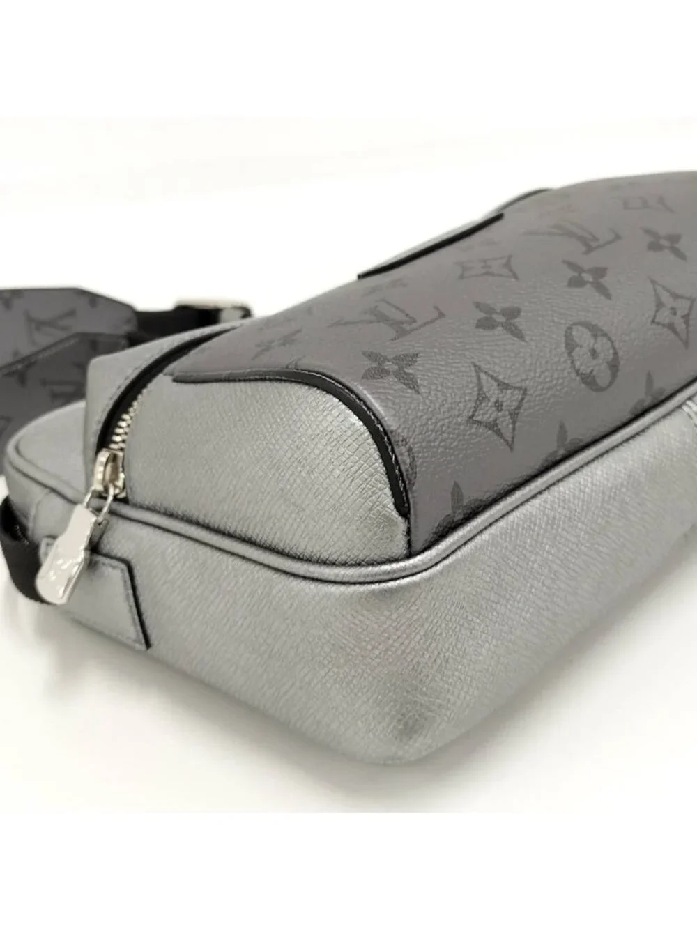 Louis Vuitton Outdoor Messenger Taigarama Taiga Leather